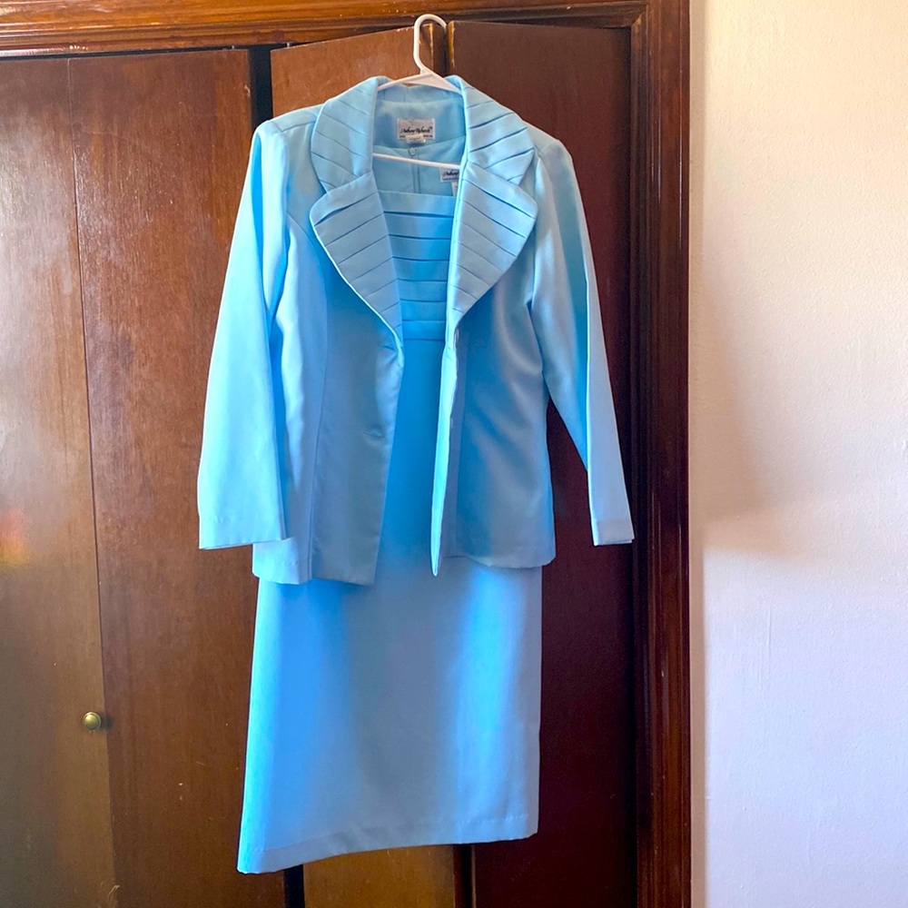 Lovely dress only worn a few times in perfect condition